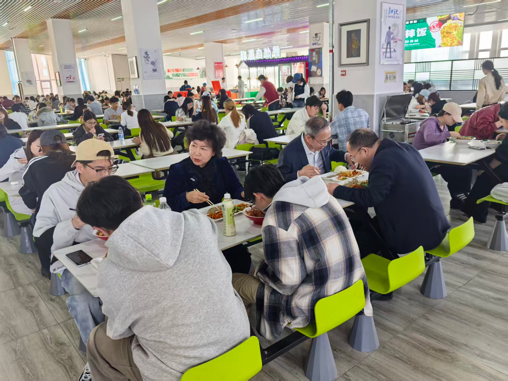 暖心陪餐听心声 严守食安筑防...